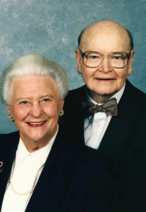 Color portrait photograph of Valerie Brewster Malmar and Cecil M. Knowles